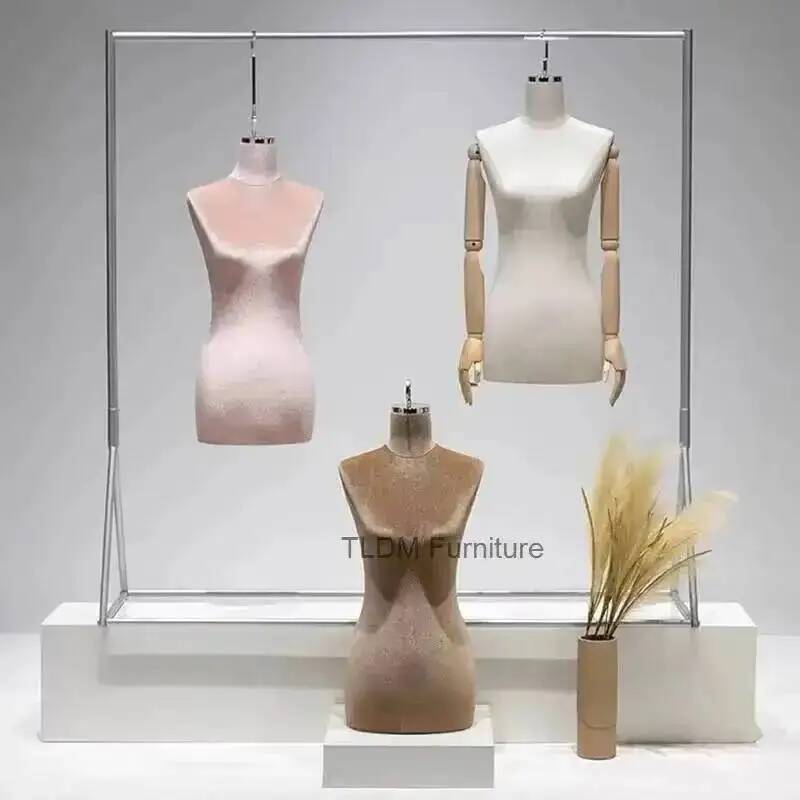The Wedding Supply Store - 여성 의류 디스플레이 랙, 의류 쇼윈도